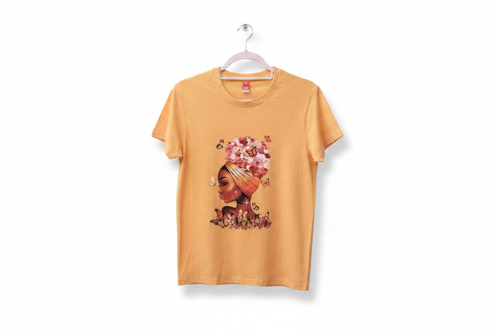 CAMISETA ESTAMPADA FEMININA – ARTE FLORAL COM BORBOLETAS