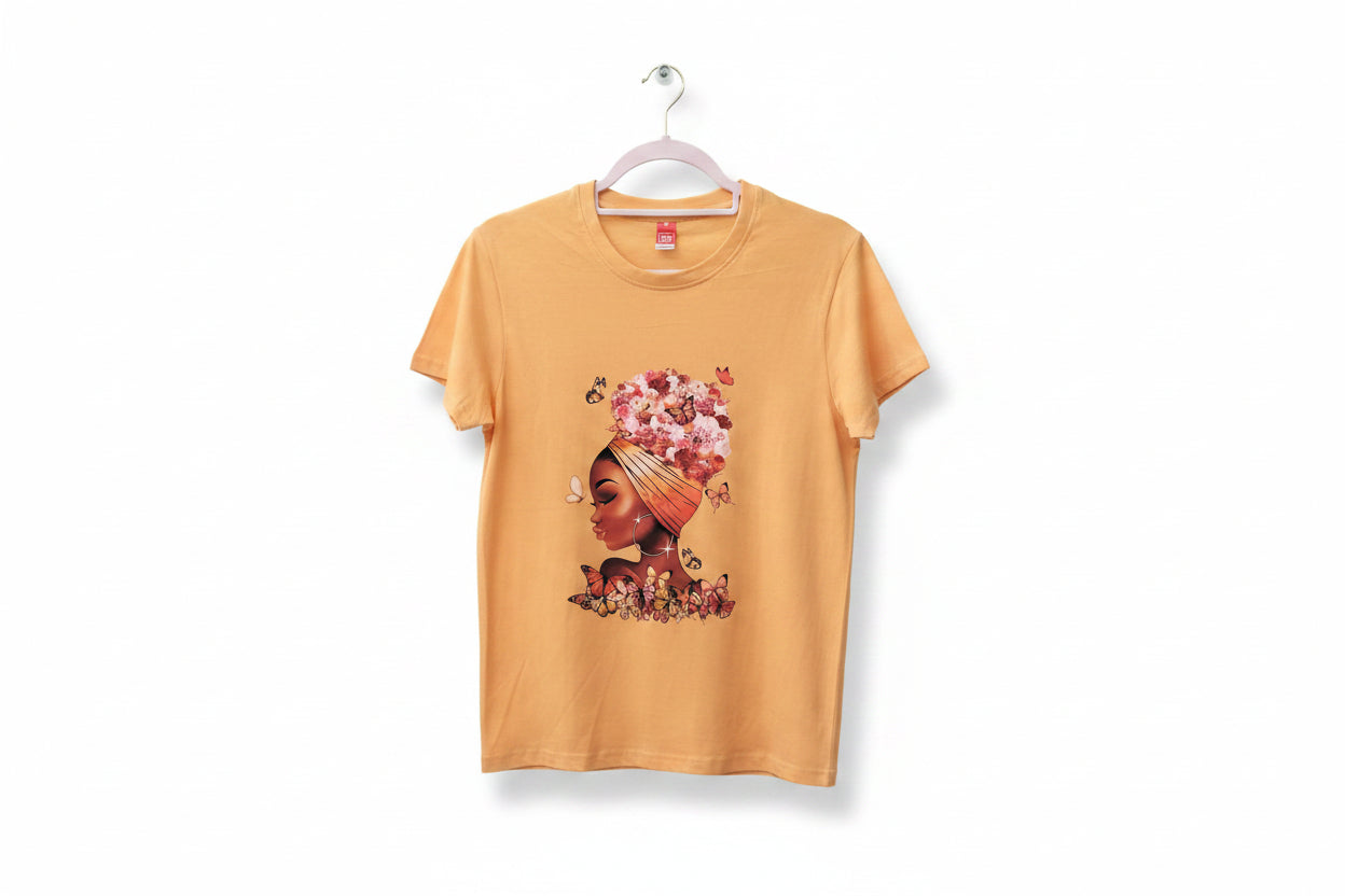 CAMISETA ESTAMPADA FEMININA – ARTE FLORAL COM BORBOLETAS