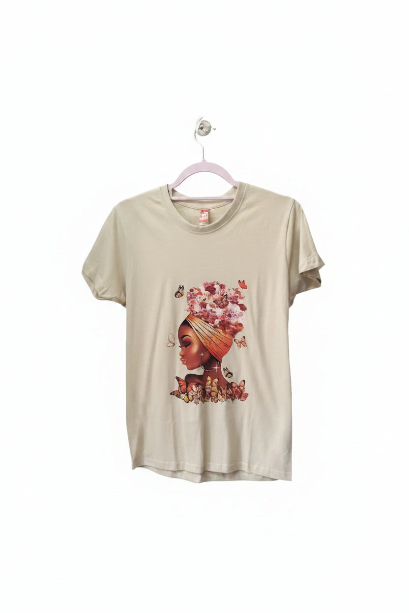 CAMISETA ESTAMPADA FEMININA – ARTE FLORAL COM BORBOLETAS