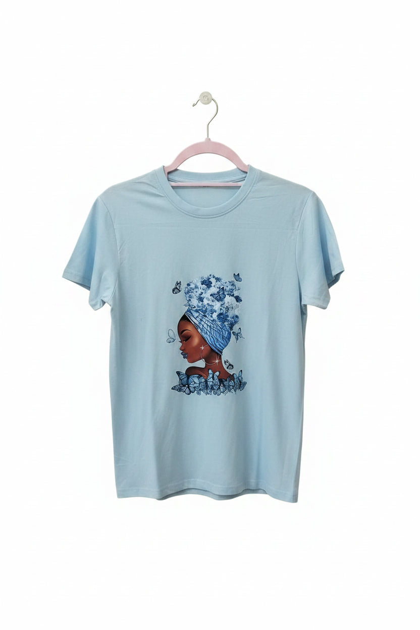 CAMISETA ESTAMPADA FEMININA – ARTE FLORAL COM BORBOLETAS