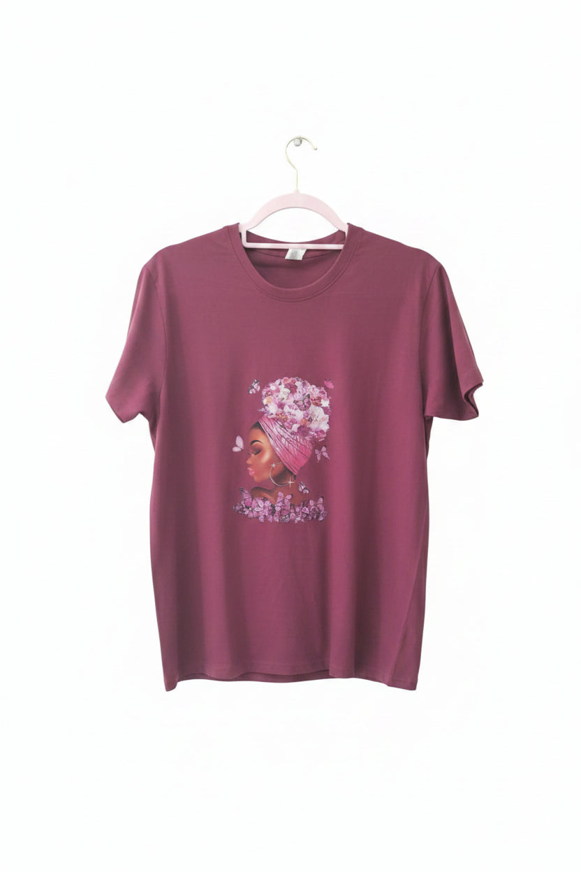 CAMISETA ESTAMPADA FEMININA – ARTE FLORAL COM BORBOLETAS