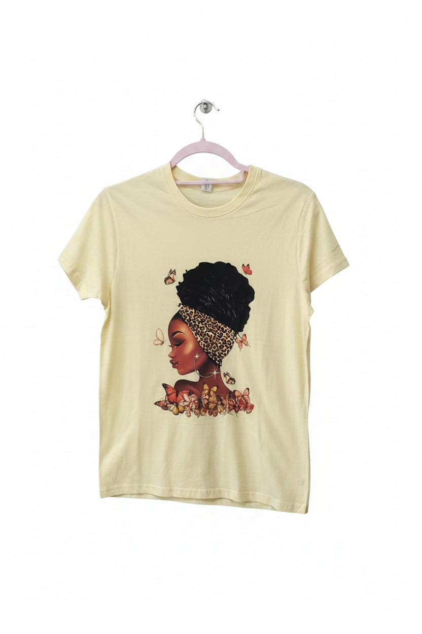 CAMISETA ESTAMPADA FEMININA – ARTE FLORAL COM BORBOLETAS