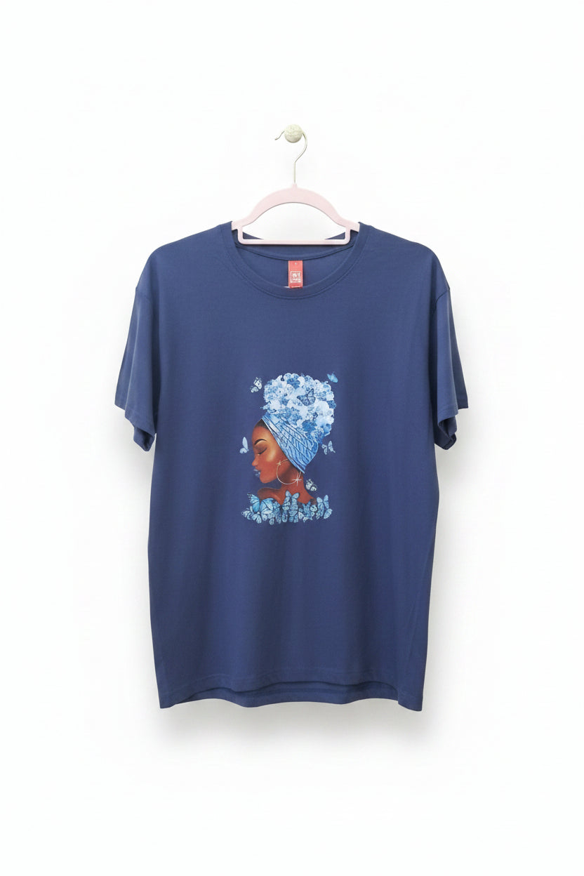 CAMISETA ESTAMPADA FEMININA – ARTE FLORAL COM BORBOLETAS